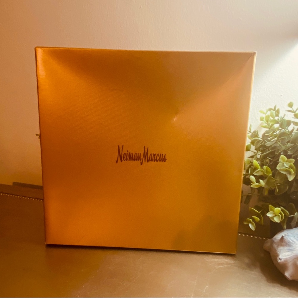 NEIMAN MARCUS GIFT BOX